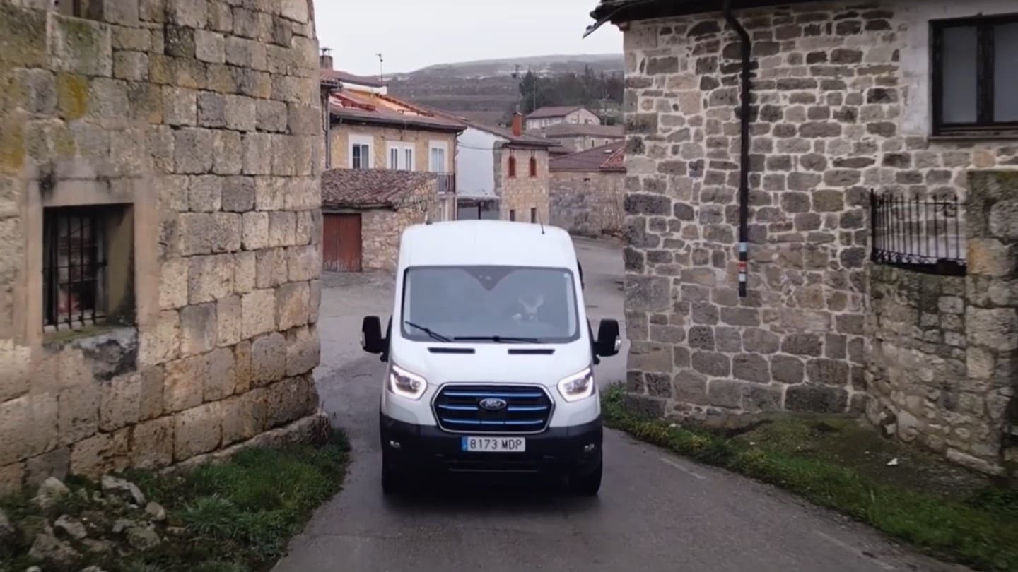 Ford E-Transit por las estrechas calles del pueblo