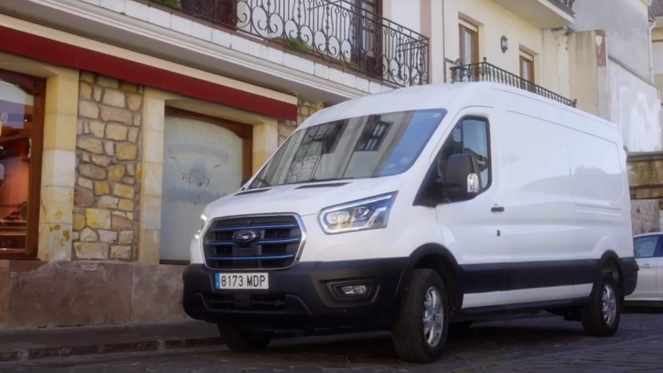 Ford E-Transit aparcada en una calle del pueblo