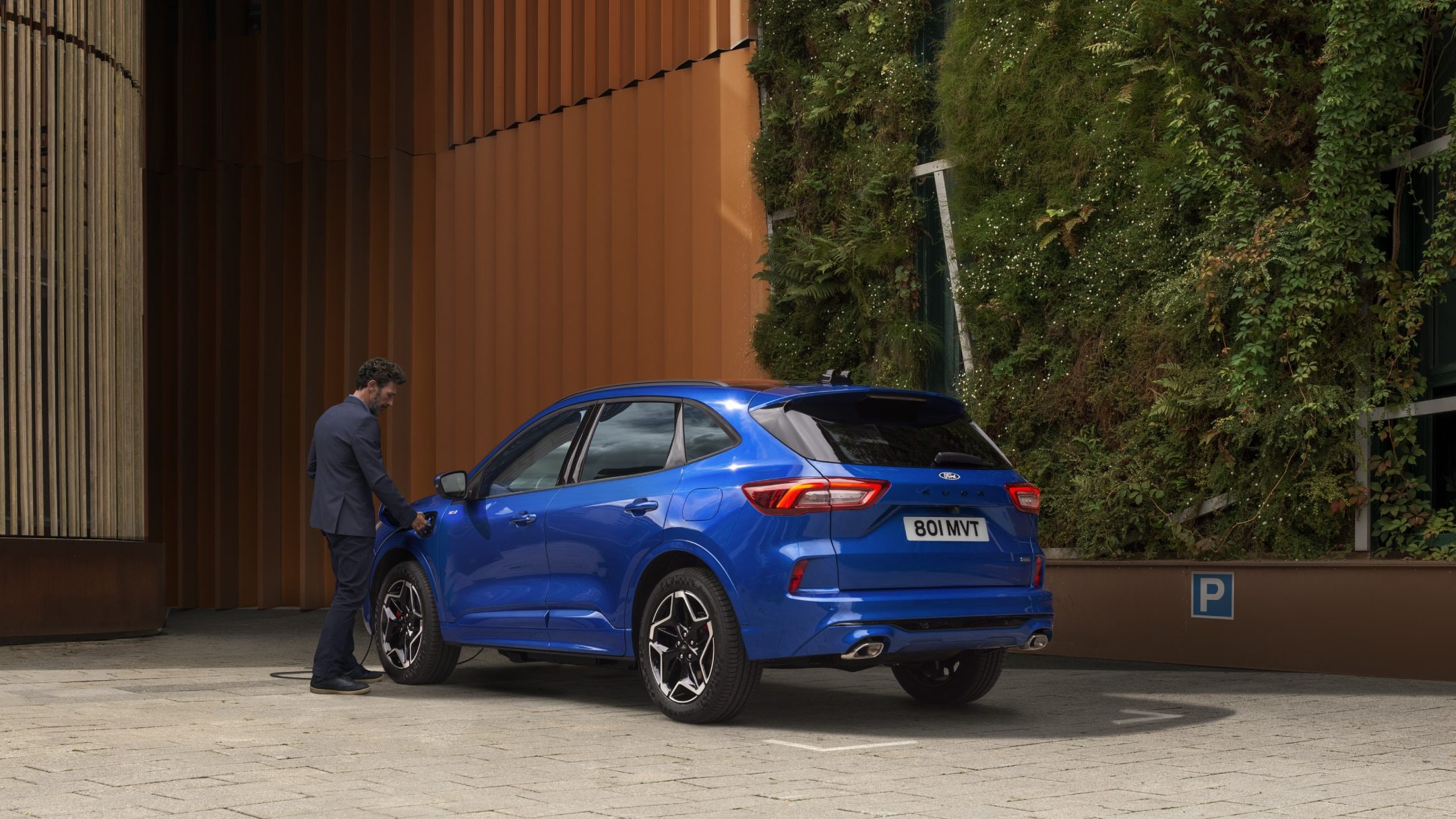 Ford Kuga en color azul vista trasera