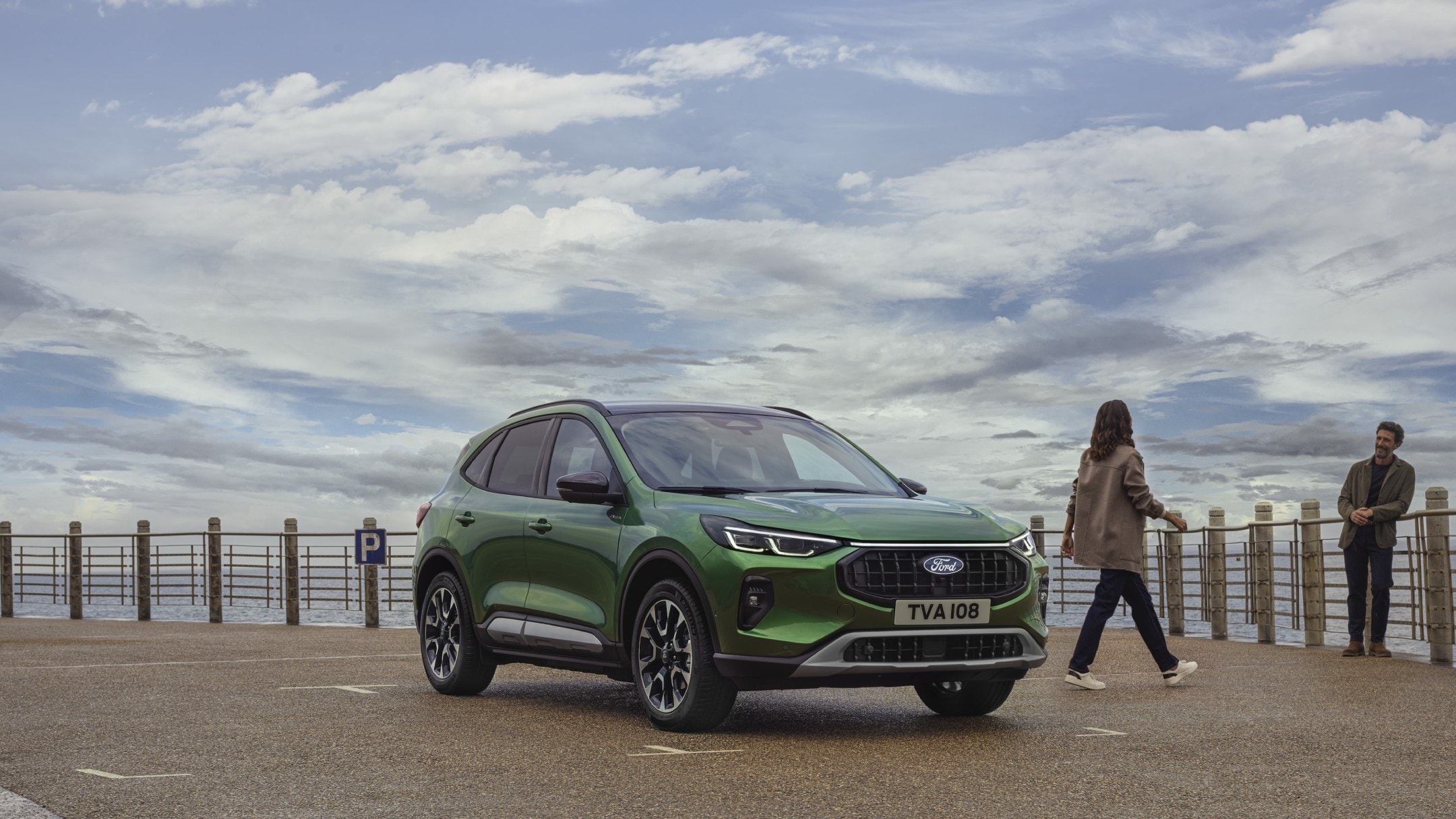 Ford Kuga en verde frente al mar