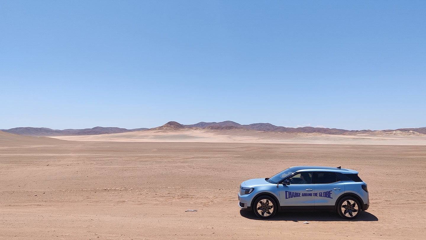 Ford Explorer conduciendo por un desierto