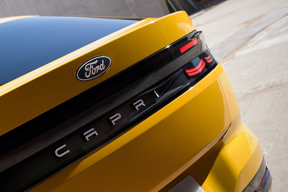 Primer plano de las letras CAPRI en la parte trasera del nuevo SUV Ford Capri® eléctrico amarillo. 