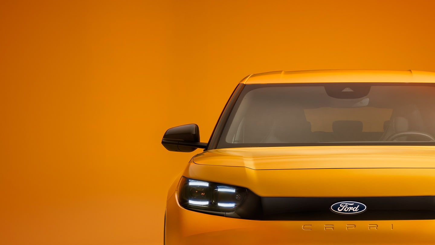 Vista delantera del nuevo Ford Capri® amarillo.